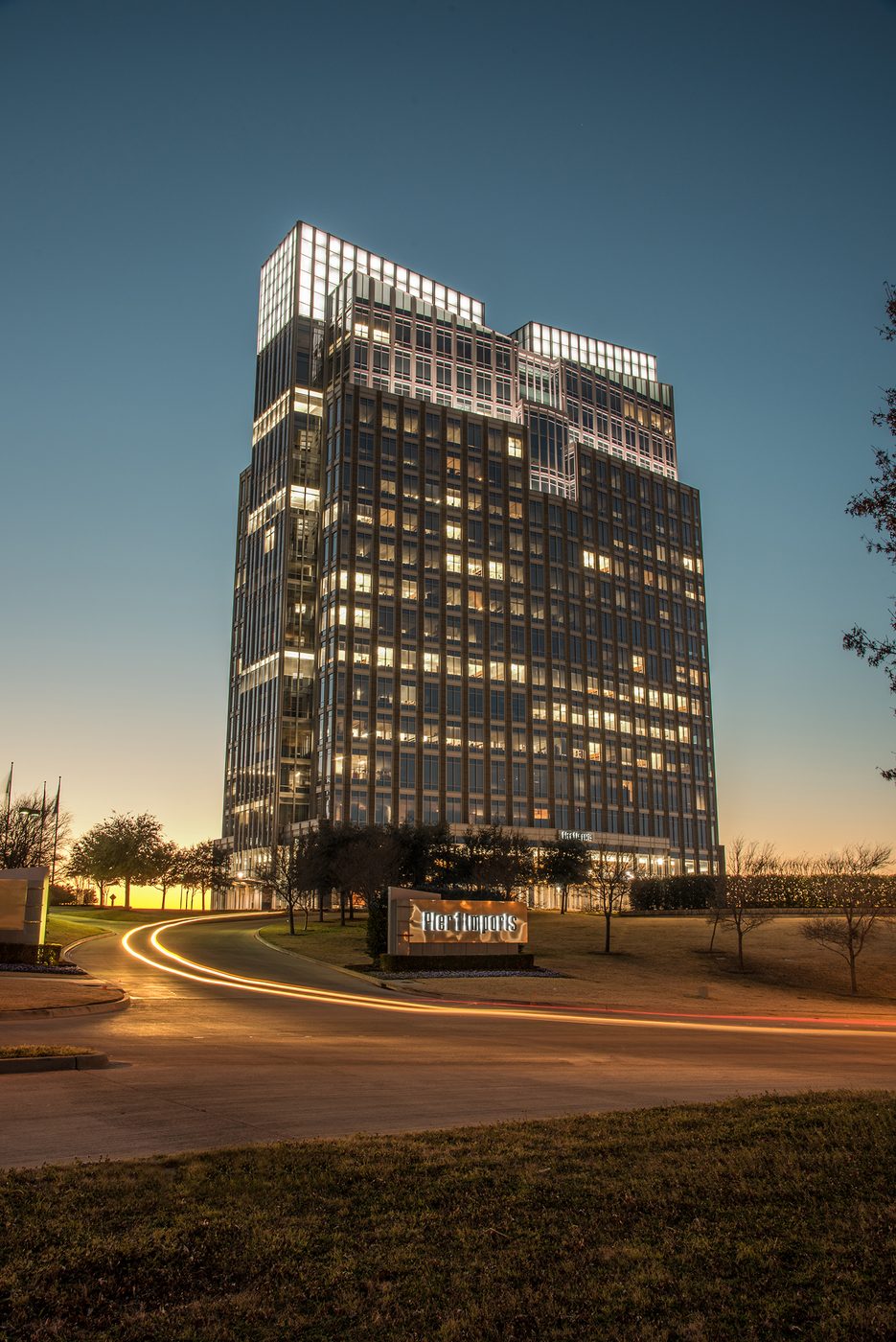 Hines Sells Pier 1 Tower to Hertz Investment Group, Market briefs