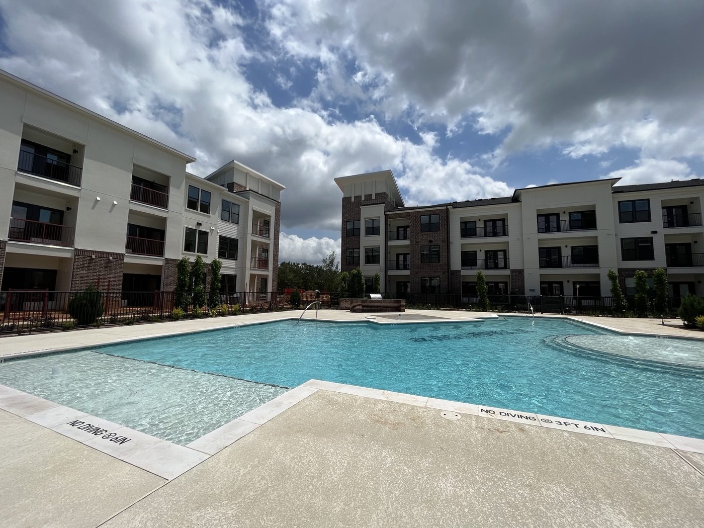 Huntington Opens Vic at Woodforest