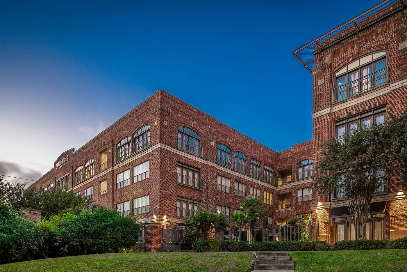 Midway Venture Buys Bayou Apartments
