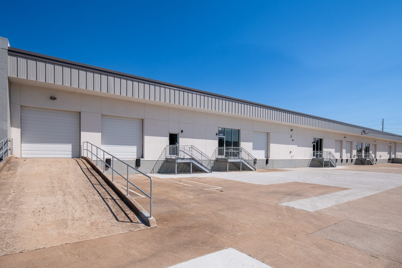 QT Dog signed a renewal at 4415–4435 Mint Way in Dallas.